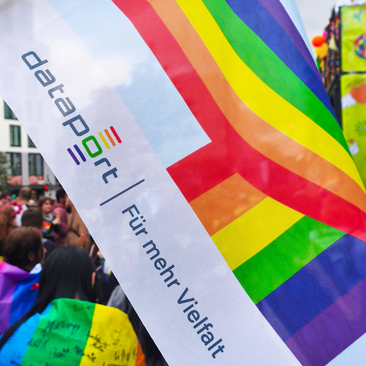 Eine Dataport-Flagge für Vielfalt beim Christopher Street Day in Hamburg 2025.