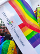 Eine Fahne für Vielfalt von Dataport beim Christopher Street Day in Hamburg 2025.