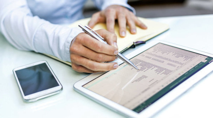 Mann arbeitet mit Tablet