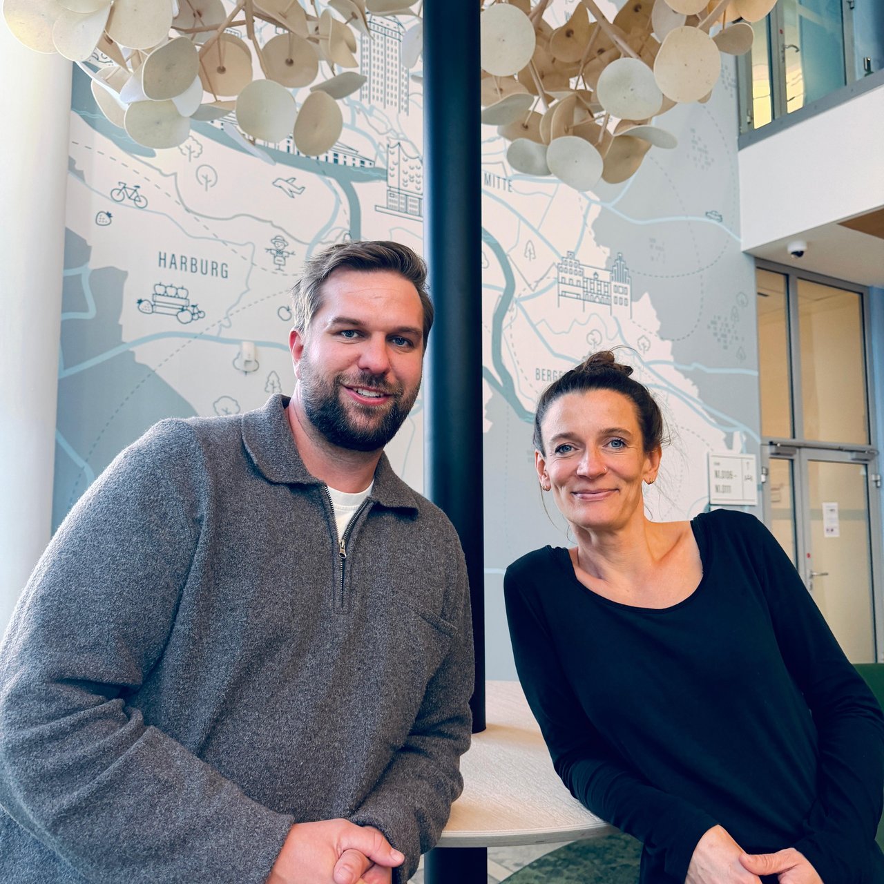 Steffen Conjé und Johanna Röhl aus dem Bereich "Gesundheit und Beratung" bei Dataport