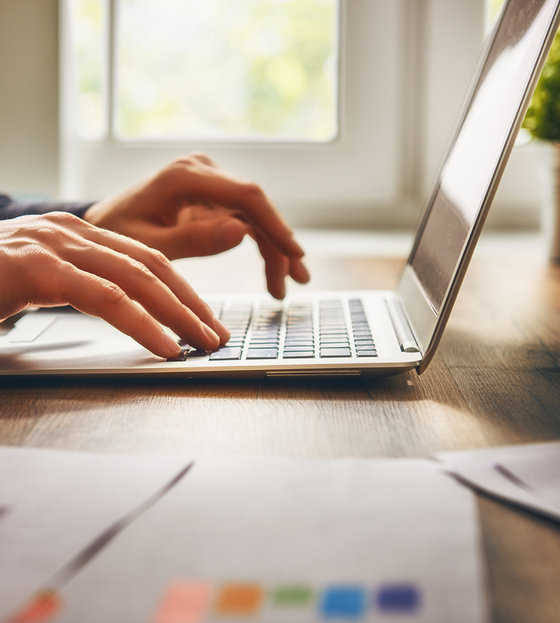 Foerderungsmanagement Hände bedienen Laptop (Förderungsmanagement)