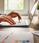 Hände bedienen Laptop (Förderungsmanagement)