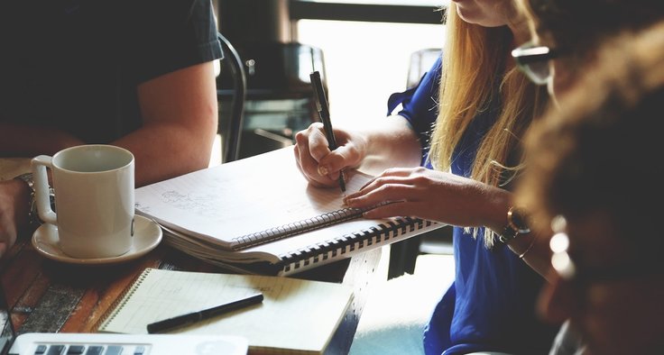 Studenten arbeiten am Tisch