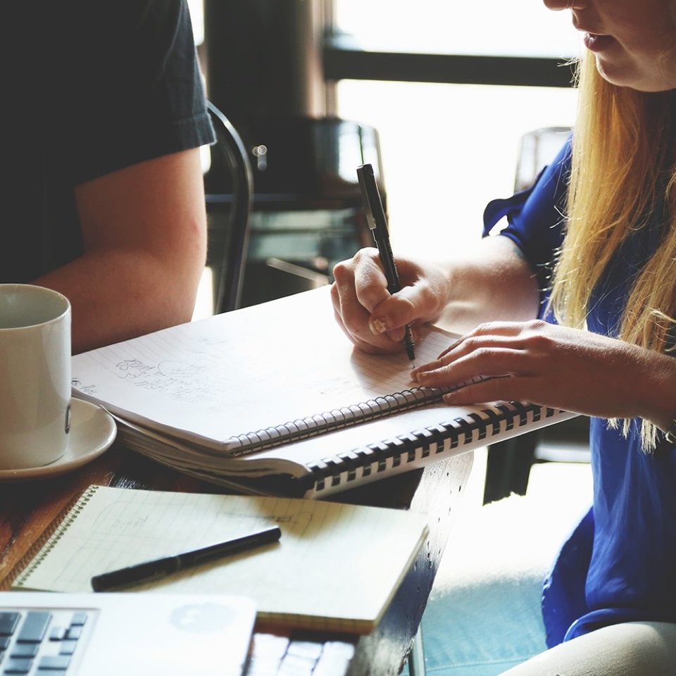 Studenten arbeiten am Tisch