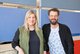Die beiden Projektleiter Isabell Pietta und Robin Pfaff stehen vor einer blauen Wand.