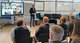 Kiels Oberbürgermeister Ulf Kämpfer spricht vor Gästen über den Innovation Lab