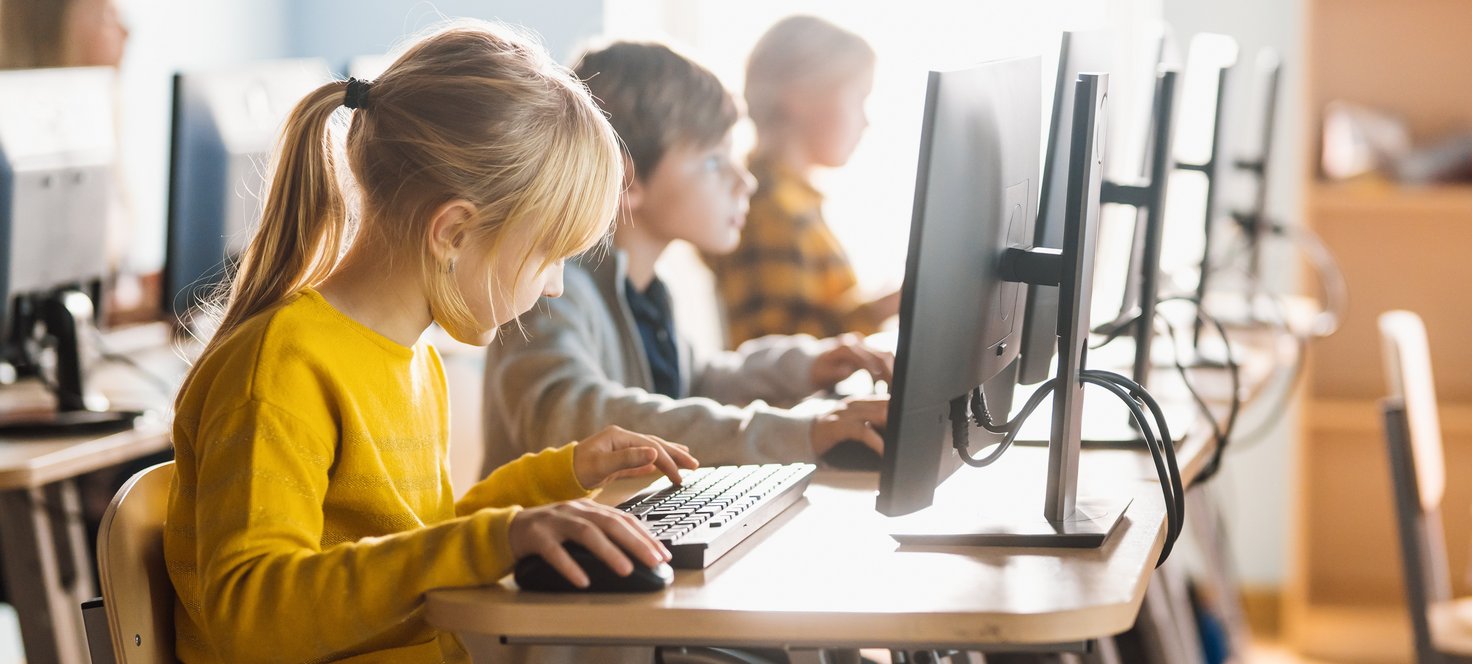 Schüler arbeiten an Computern.