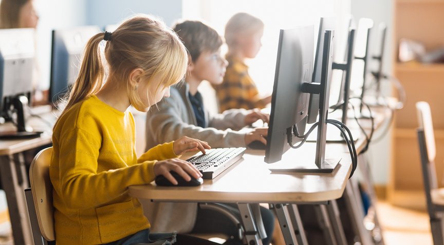 Schüler arbeiten an Computern.