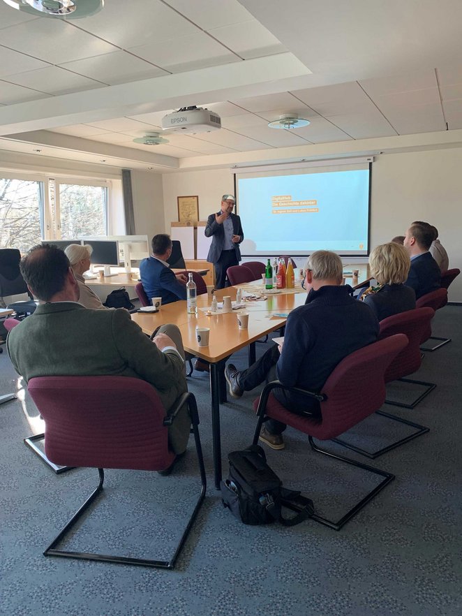 Dr.  Ingmar Soll spricht zu Kolleg*innen.