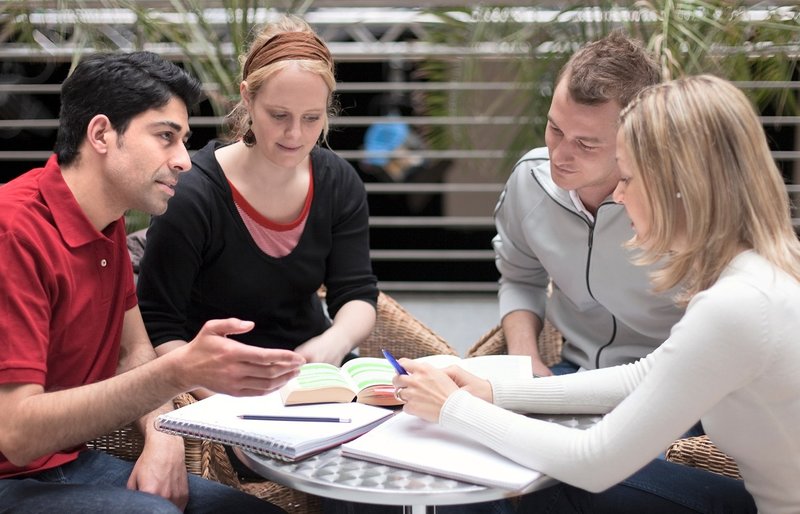Bürgerbeteiligung: Vier Menschen diskutieren an einem Tisch