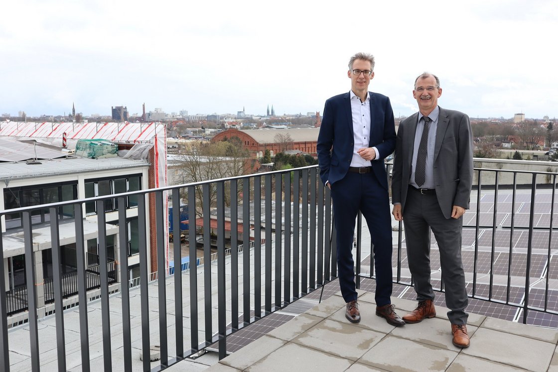 Dr. Martin Hagen und Dr. Johann Bizer auf dem Dach des zukünftigen Innovationscampus Bremen 
