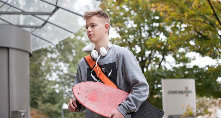 Schüler mit Skateboard auf dem Weg zu Dataport