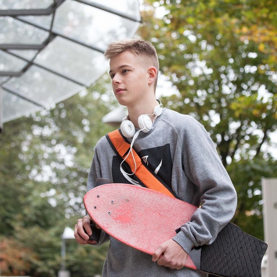 Schüler mit Skateboard auf dem Weg zu Dataport