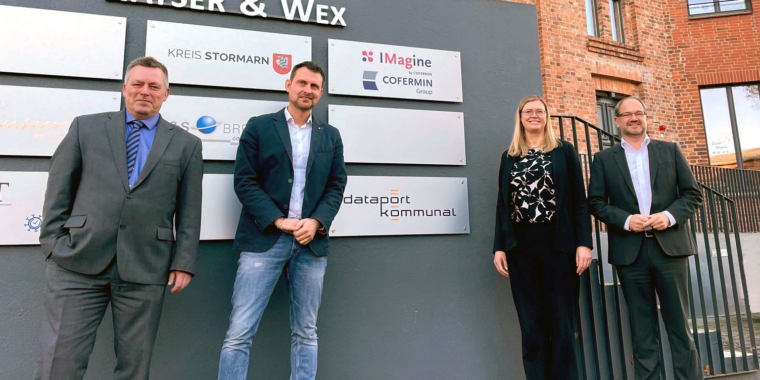 Jörg Lembke (Bürgermeister Bad Oldesloe), Torben Sievers (Leiter des DigitalHubs Bad Oldesloe, dataport.kommunal), Silke Tessmann-Storch (Vorständin Lösungen, Dataport AöR) und Dr. Ingmar Soll (Bereichsleiter kommunale Lösungen und Bürgerservices, dataport.kommunal, v.l.).