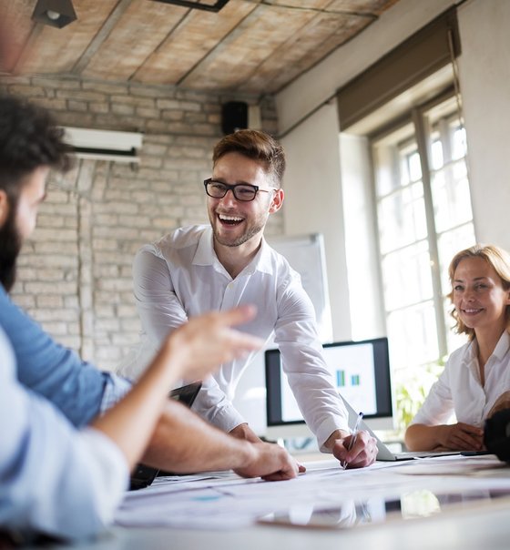 Menschen, die zusammen an einem Tisch sitzen und Ideen austauschen