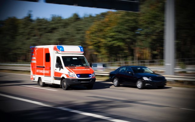 Mobile Leitsysteme Rettungswagen auf der Autobahn