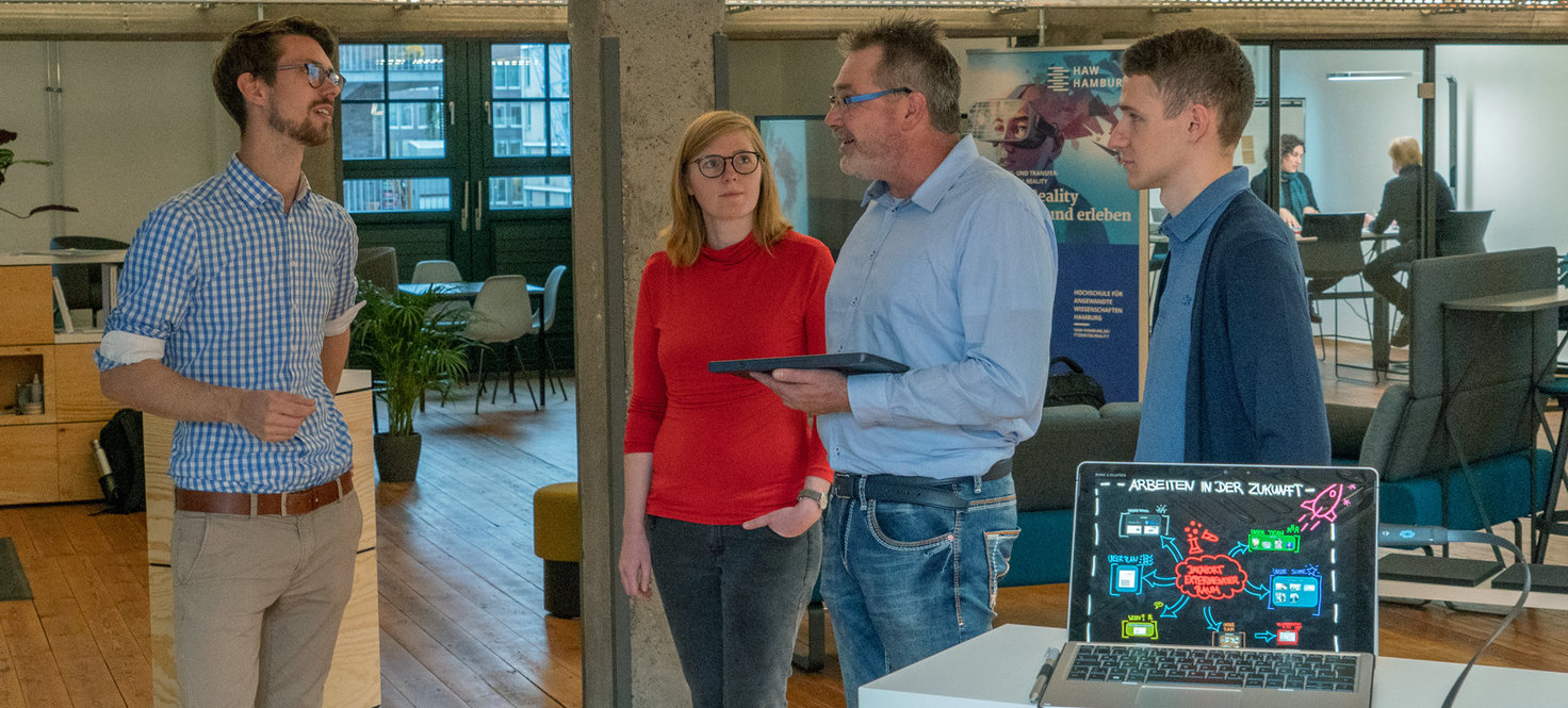 Mitarbeiter*innen diskutieren im Dataport Experimentierraum