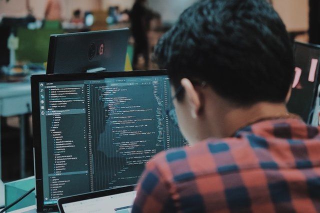 Fachinformatiker Junger Mann am PC