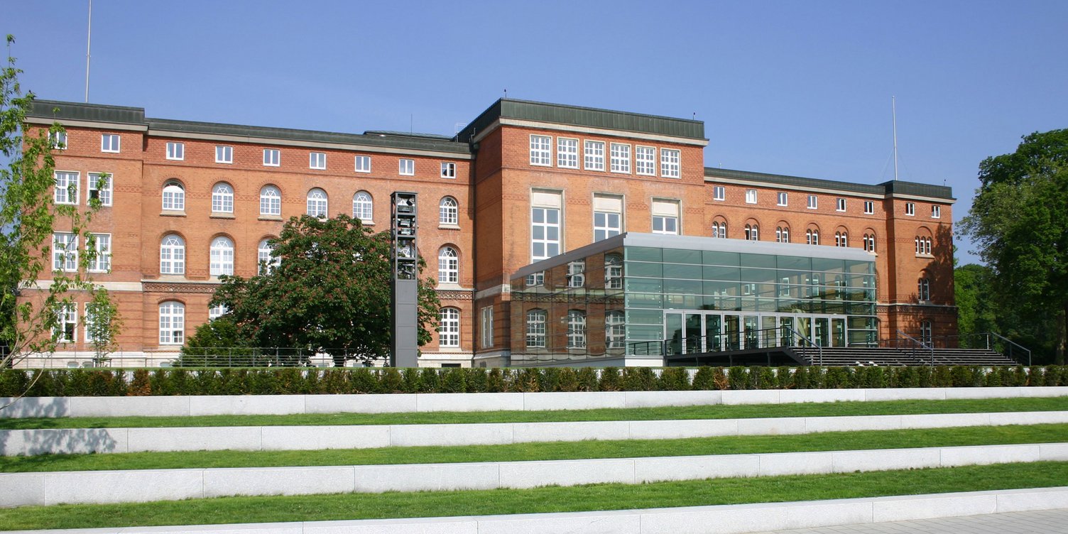 Foto vom Eingang Landeshaus mit Plenarsaal, Schleswig-Holsteinischer Landtag