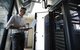 IT-Techniker mit Laptop im Serverraum