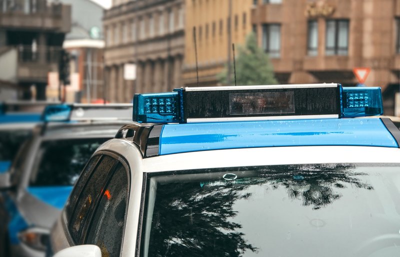 Polizeiautos hintereinander