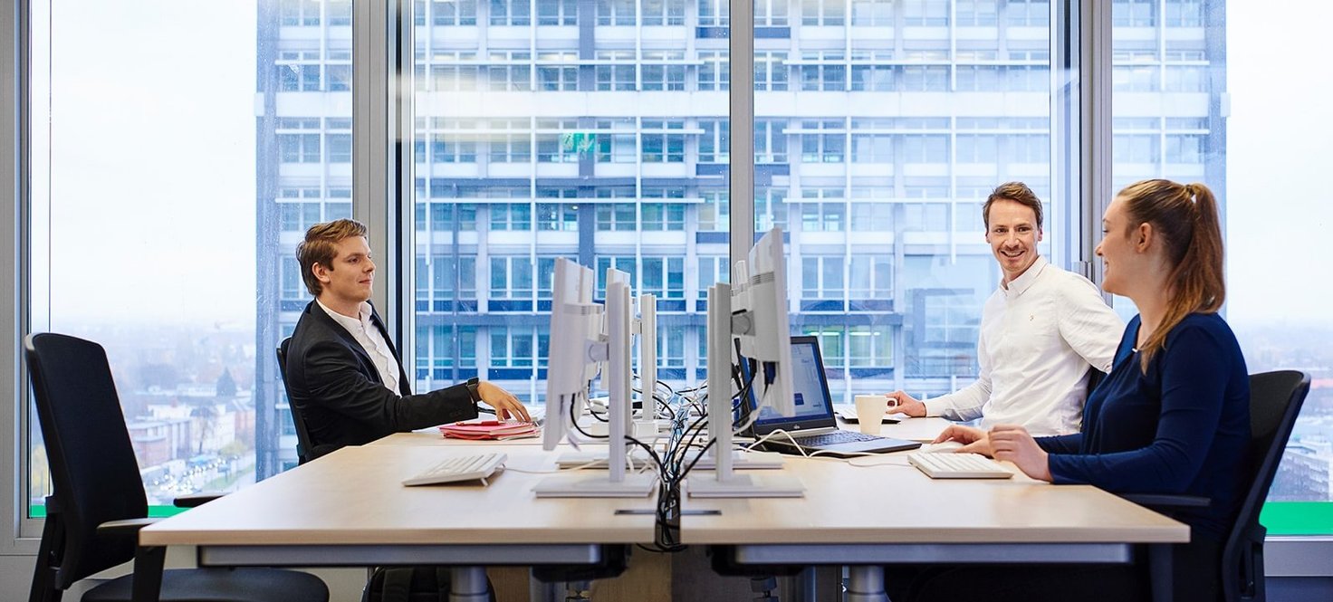Mitarbeiter im Büro an Schreibtischen