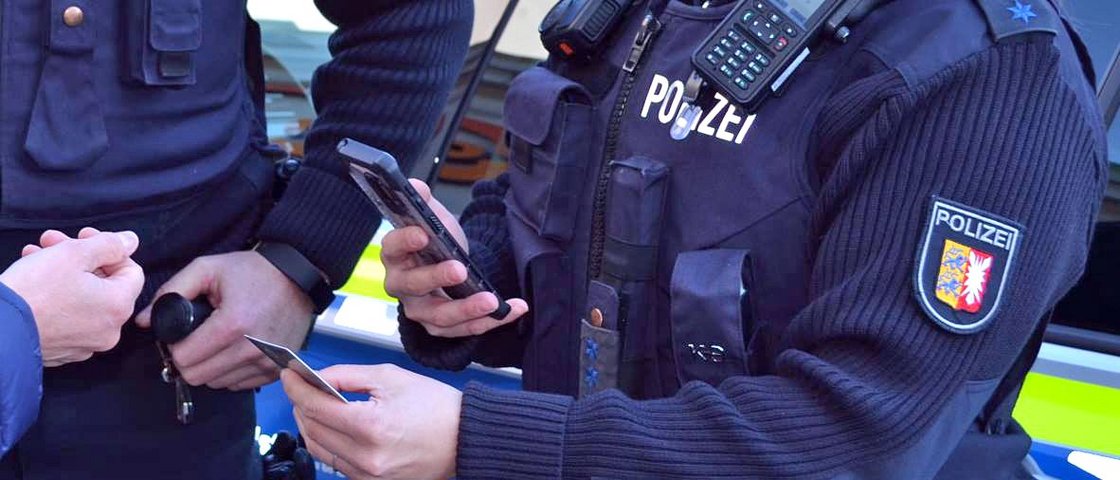 Polizisten in Schleswig-Holstein nutzen unterwegs Smartphones 