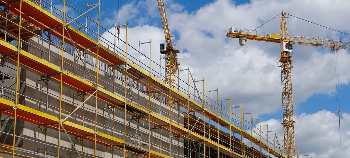 Baustelle: Baugerüst am Neubau