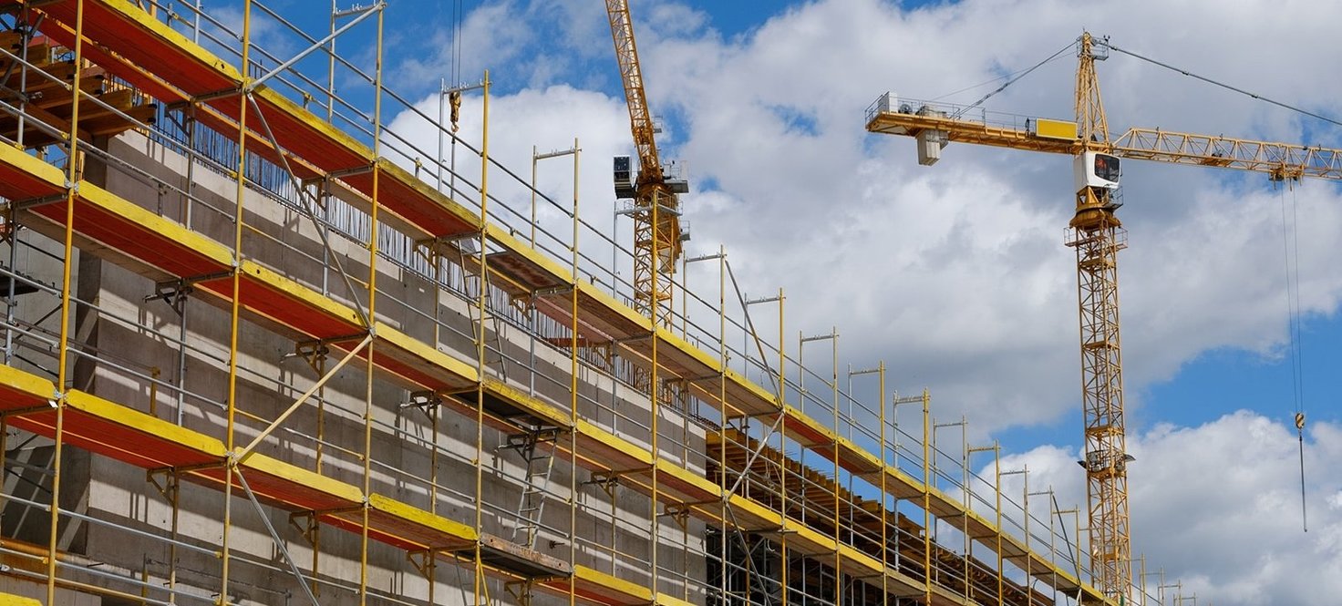 Neubau, Baustelle, Gerüst und Kran