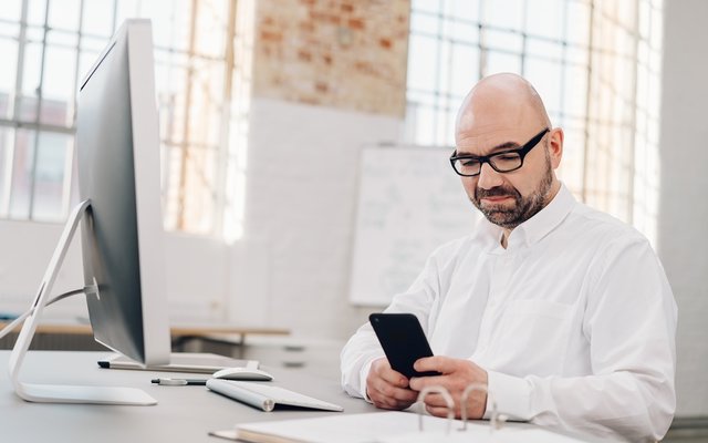 Mann am Handy: Digitale Chats für Teams erhöhen die Effizienz im Arbeitsalltag. Mit dMessenger bieten wie Ihnen dafür eine sichere und datenschutzkonforme Lösung für den öffentlichen Sektor. Mit zusätzlichen Funktionen für Notfälle.