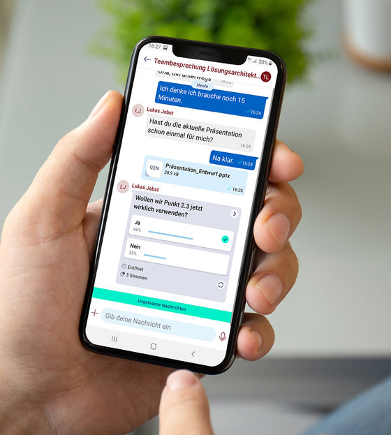 dMessenger Chatverlauf auf einem Handy, das von einer Hand gehalten wird