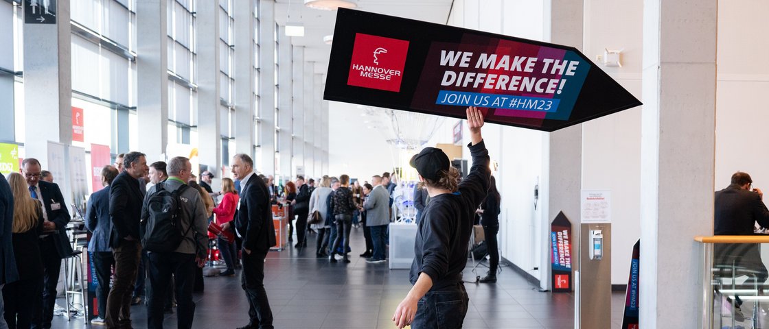 Wegweiser zur Hannover Messe 2023 mit Slogan "We make the difference"
