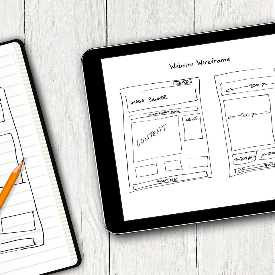 Bei der Planung einer Webseite, Entwürfe auf Papier und auf dem Tablet