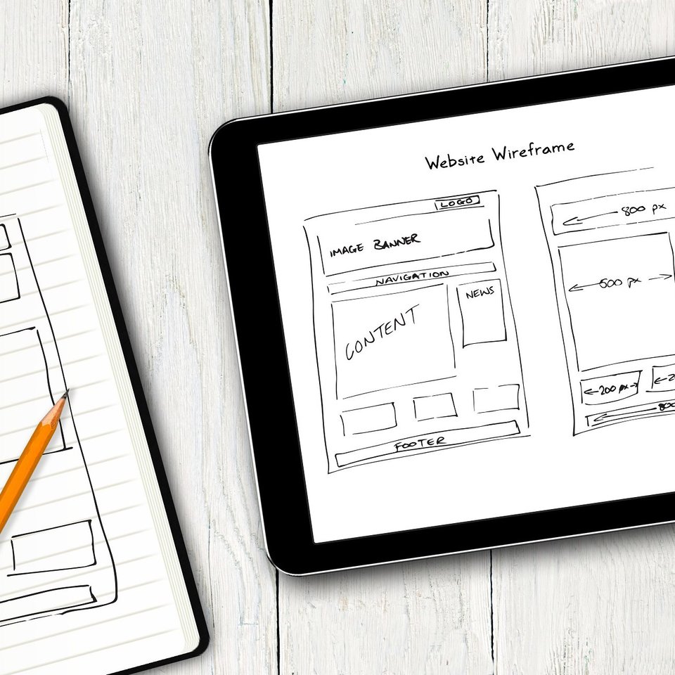 Bei der Planung einer Webseite, Entwürfe auf Papier und auf dem Tablet