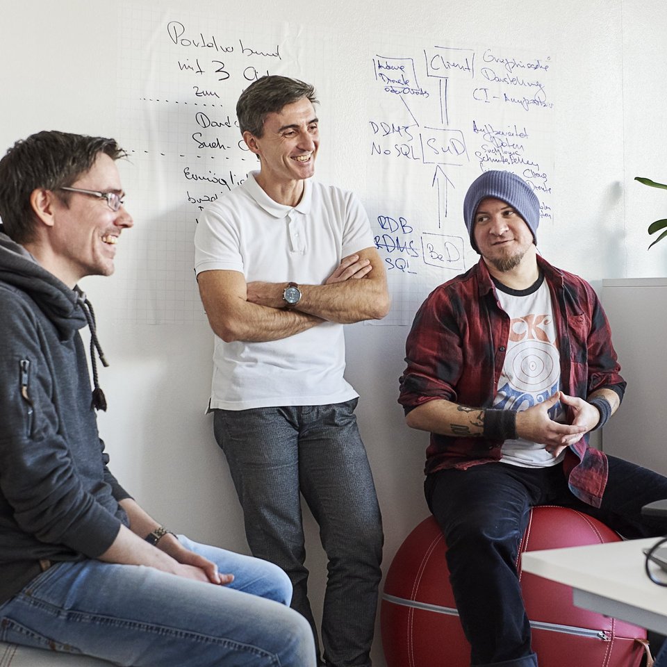 Männer beim kreativen Austausch über die Arbeit