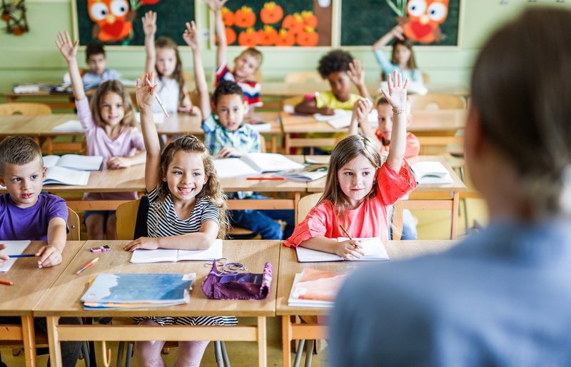 In einer Grundschulklasse, Kinder melden sich