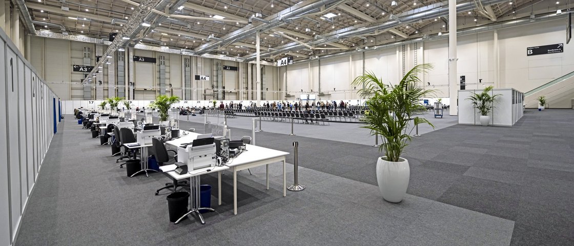Kundenzentrum mit Computerarbeitsplätzen in der Messehalle Hamburg