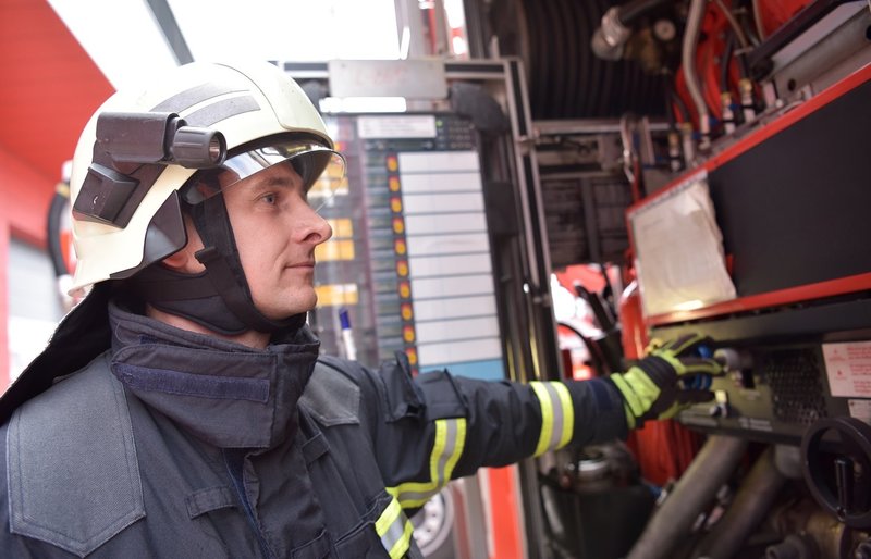 Feuerwehrmann am Feuerwehr-Fahrzeug