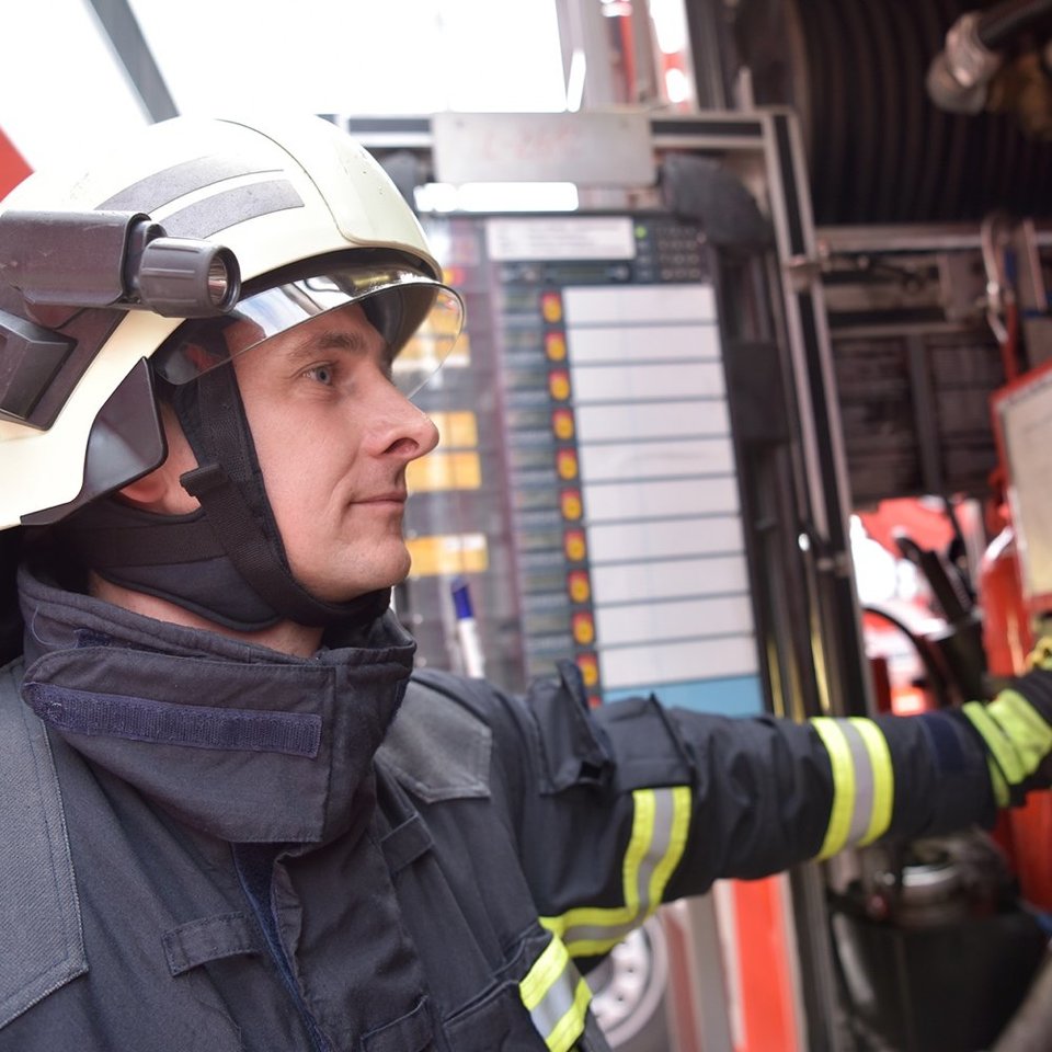 Feuerwehrmann am Feuerwehr-Fahrzeug