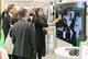 Besucher der Hausmesse stehen vor einem interaktivem Bildschirm