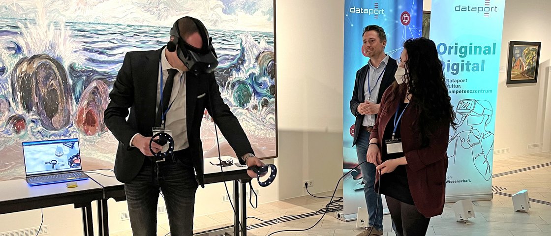 Staatssekretär Dirk Schrödter probiert eine VR-Brille aus