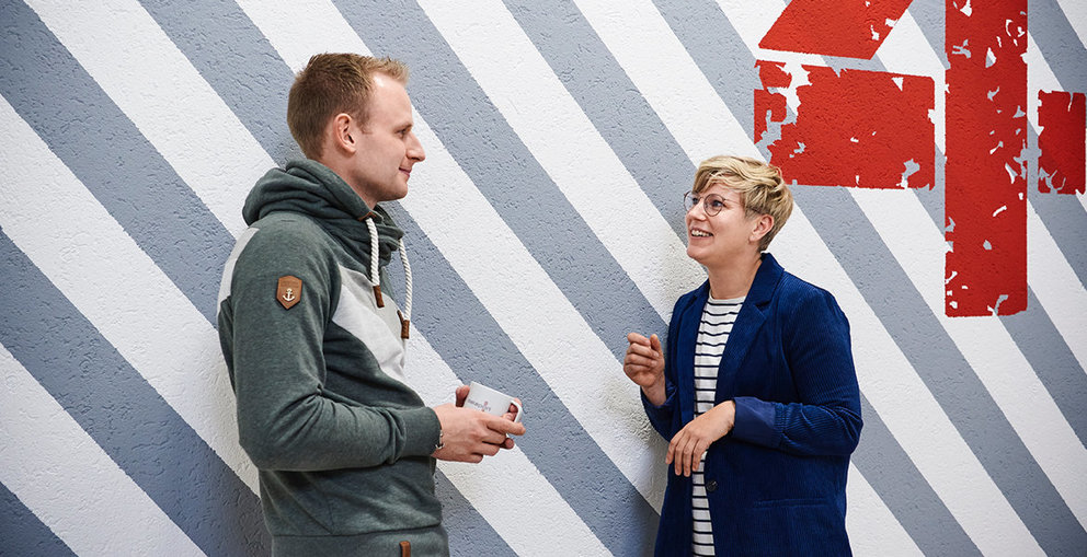 Kiel Zwei Mitarbeiter unterhalten sich