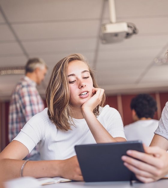 dSchulportal: Zwei jungendliche Schülerinnen schauen auf ein Tablet