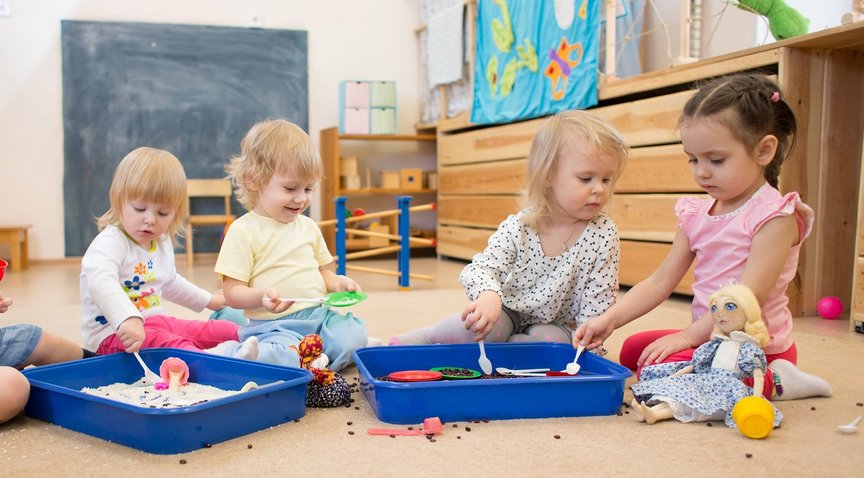 Kinder spielen in einem Kindergarten und experimentieren 