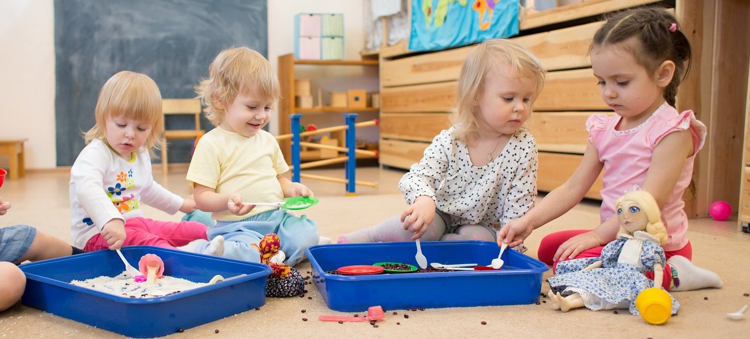 Kinder spielen in einem Kindergarten und experimentieren