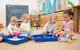 Kinder spielen in einem Kindergarten und experimentieren 