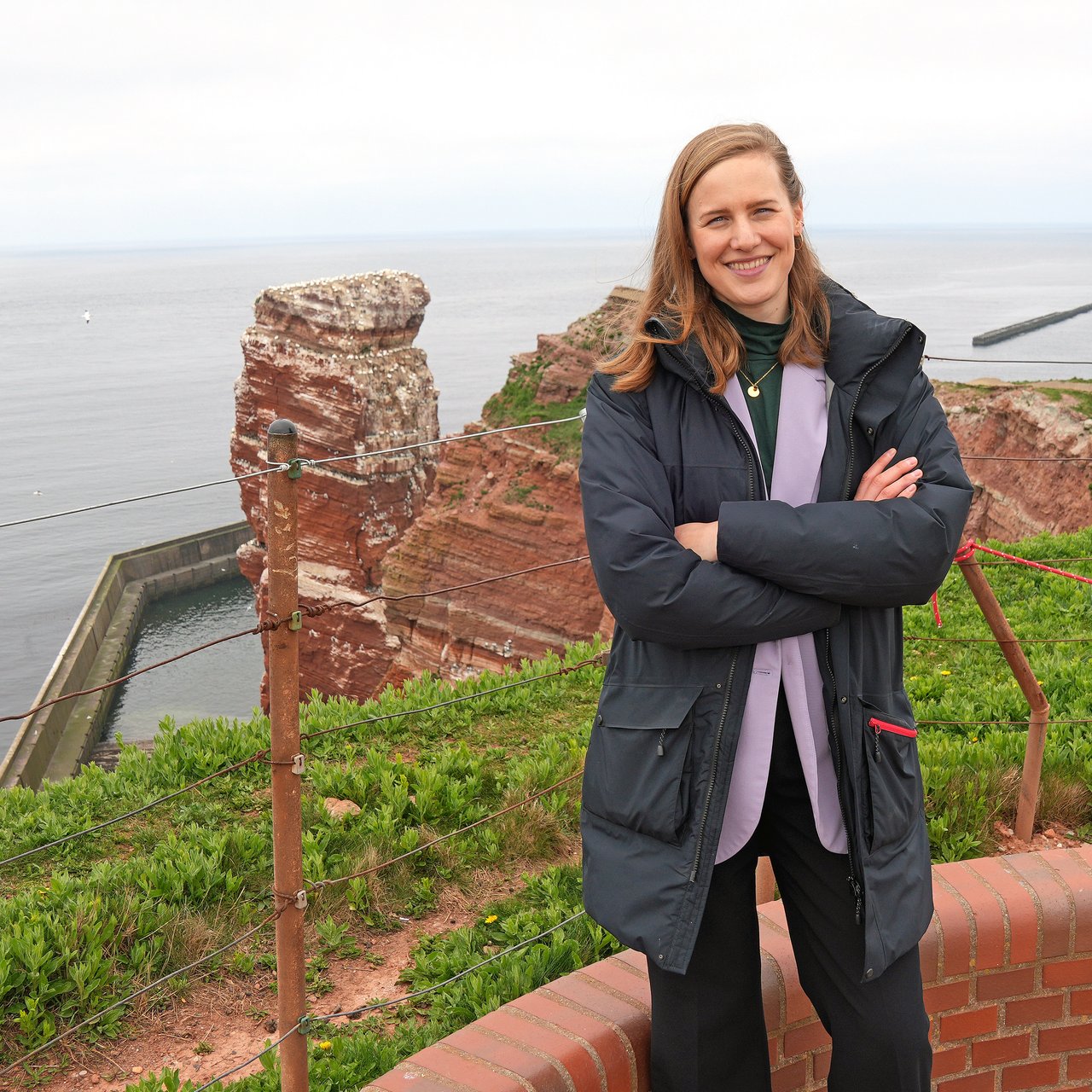 Die Büroleitende Beamtin Carina Pieper vor der Langen Anna