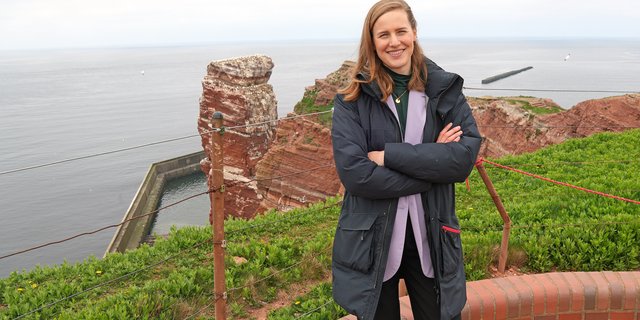 Die Büroleitende Beamtin Carina Pieper vor der Langen Anna