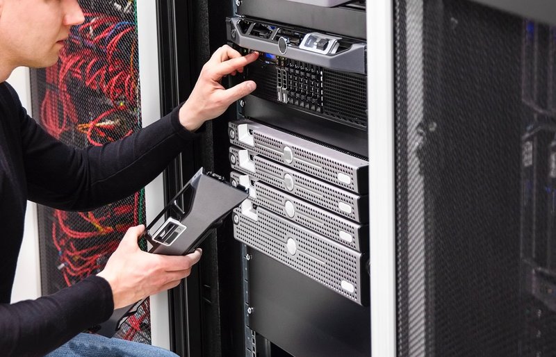 Mann bei Arbeiten an einem Server