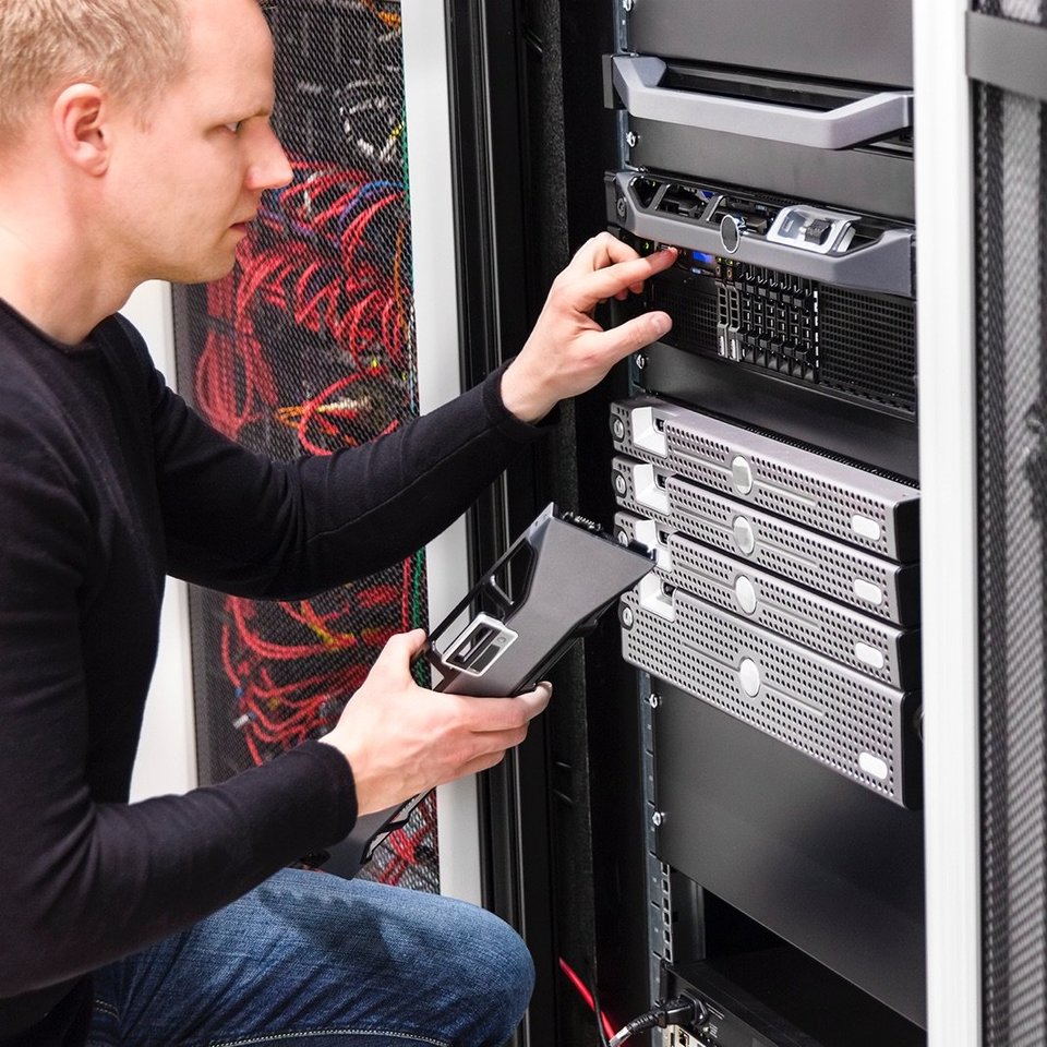 Mann bei Arbeiten an einem Server